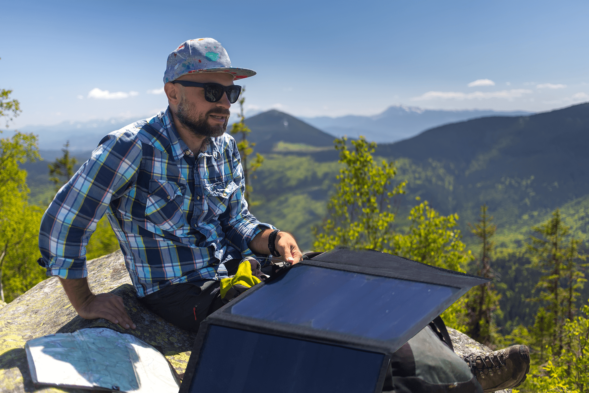 Nature Power 1x 8A Charge Controller + 1x 120W Monocrystalline Foldable Solar Panel Kit